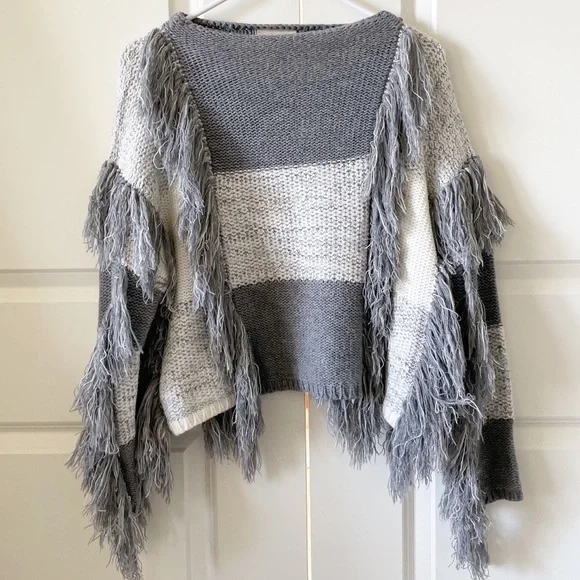 Moon River Colorblock Gray and White Fringe Sweater Size Small - Picture 3 of 14